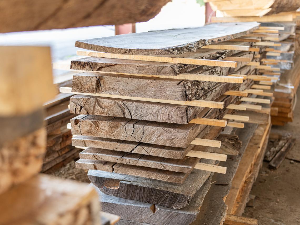Un plot de bois séchant à l'air libre